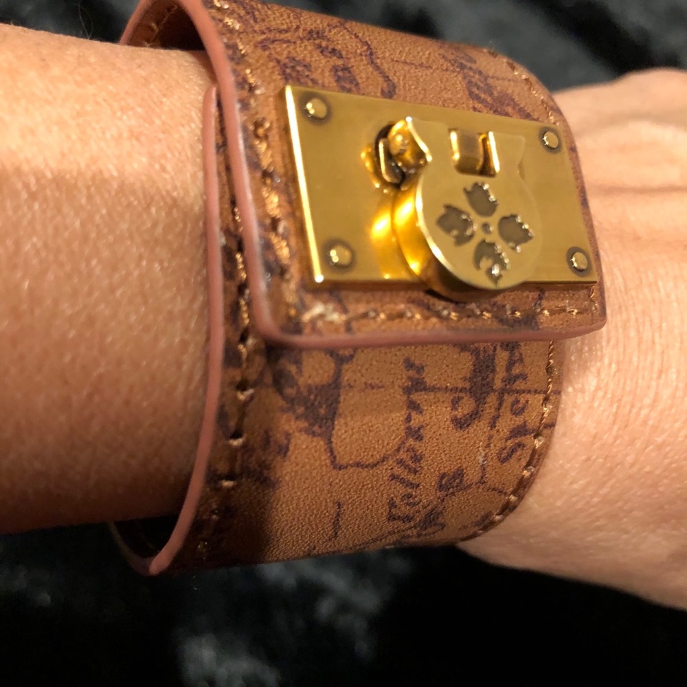 Accessory - Picture 2 of 11